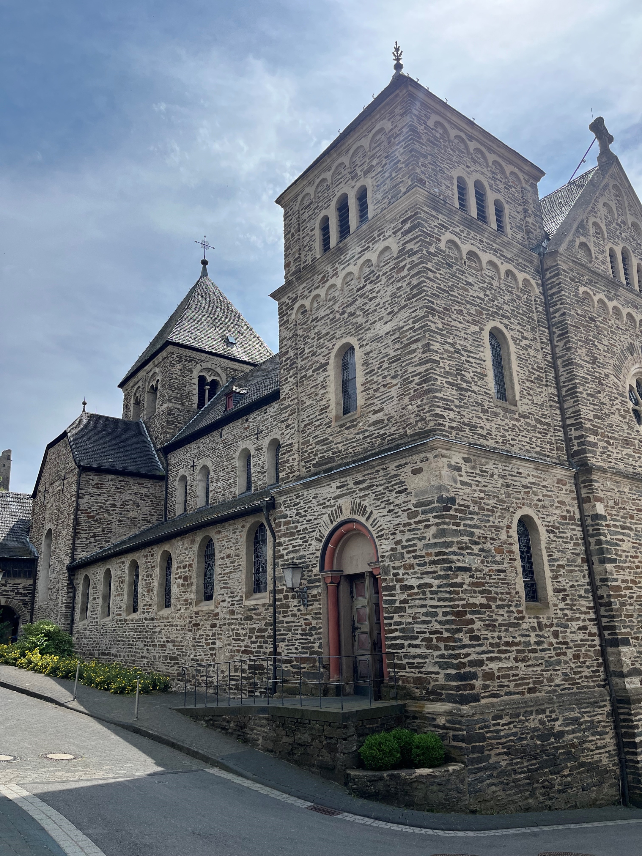 Außenansicht der Kirche in Altenahr