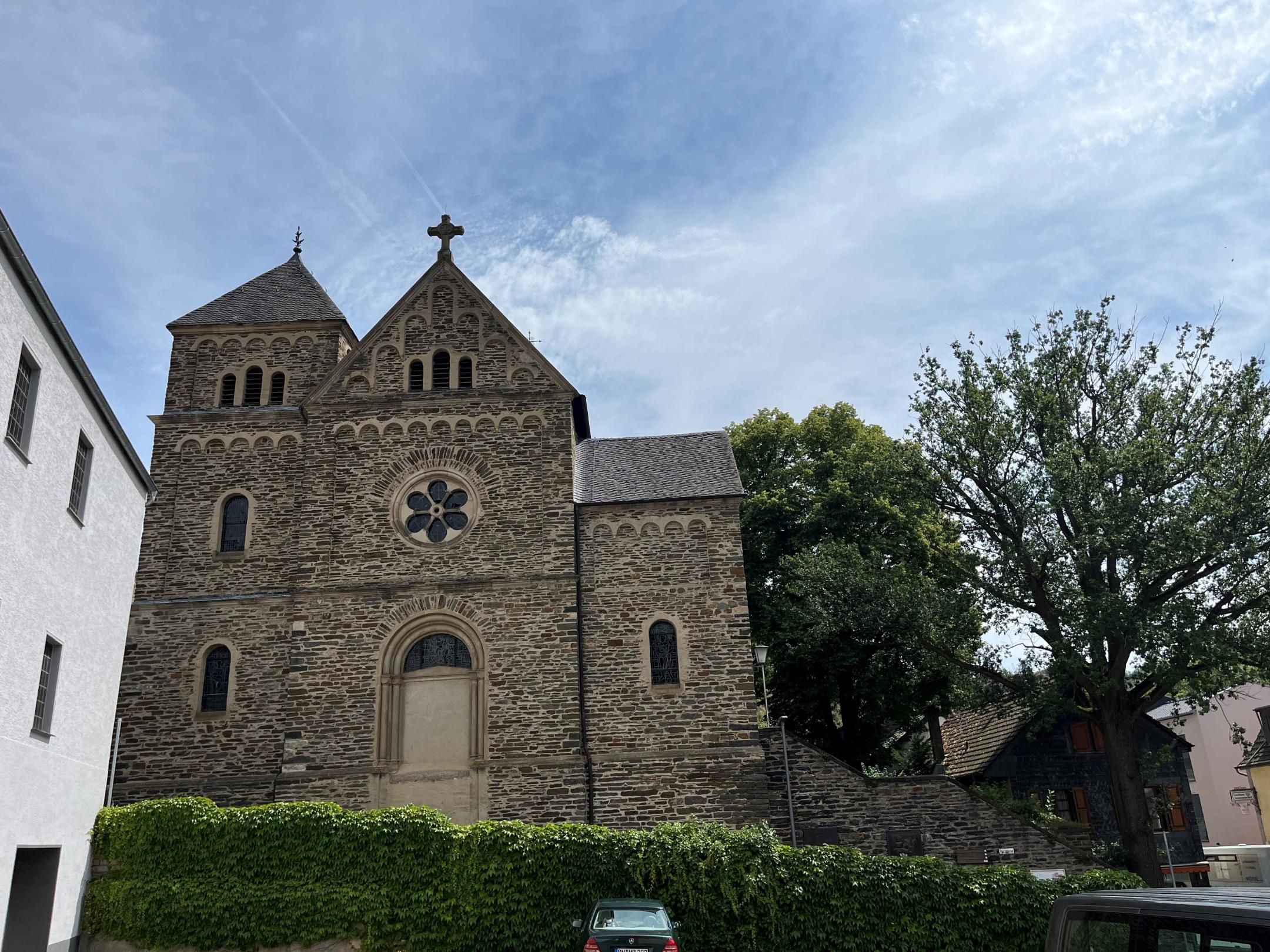 Außenansicht der Kirche in Altenahr