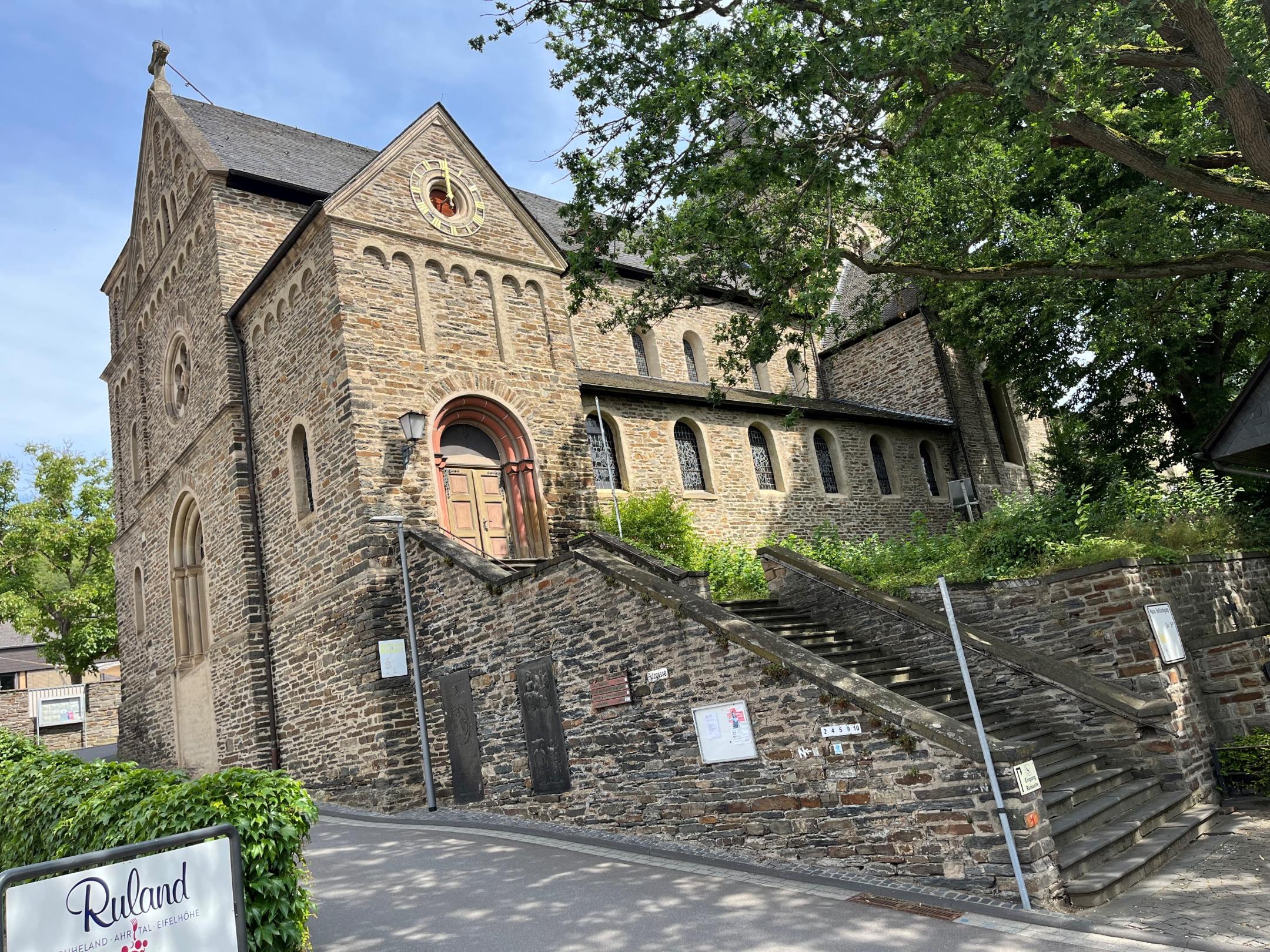 Außenansicht der Pfarrkirche in Altenahr