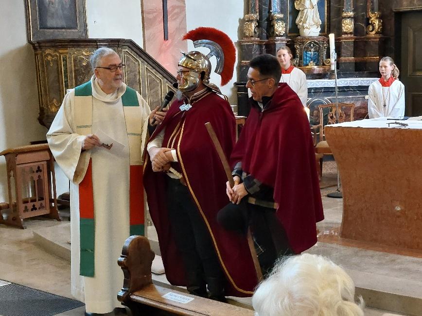 Besuch von St. Martin und dem armen Mann im Gottesdienst