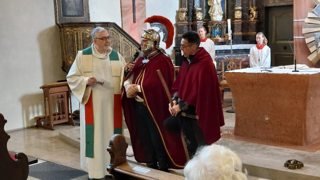 Besuch von St. Martin und dem armen Mann im Gottesdienst