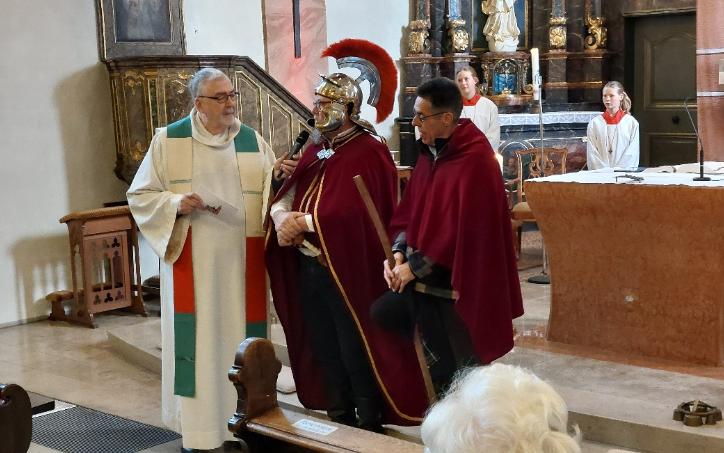 Besuch von St. Martin und dem armen Mann im Gottesdienst