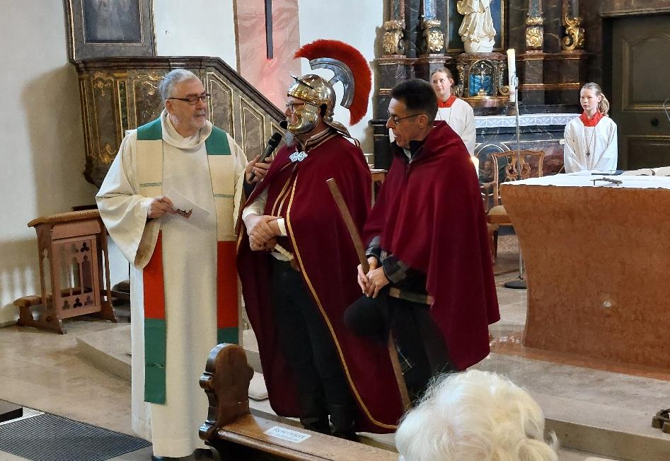 Besuch von St. Martin und dem armen Mann im Gottesdienst