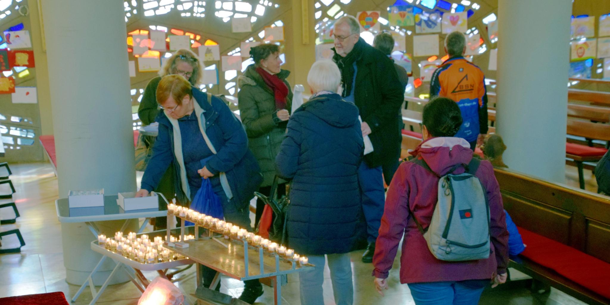 Pfarrer Schumacher im Gespräch mit Kirchenbesuchern