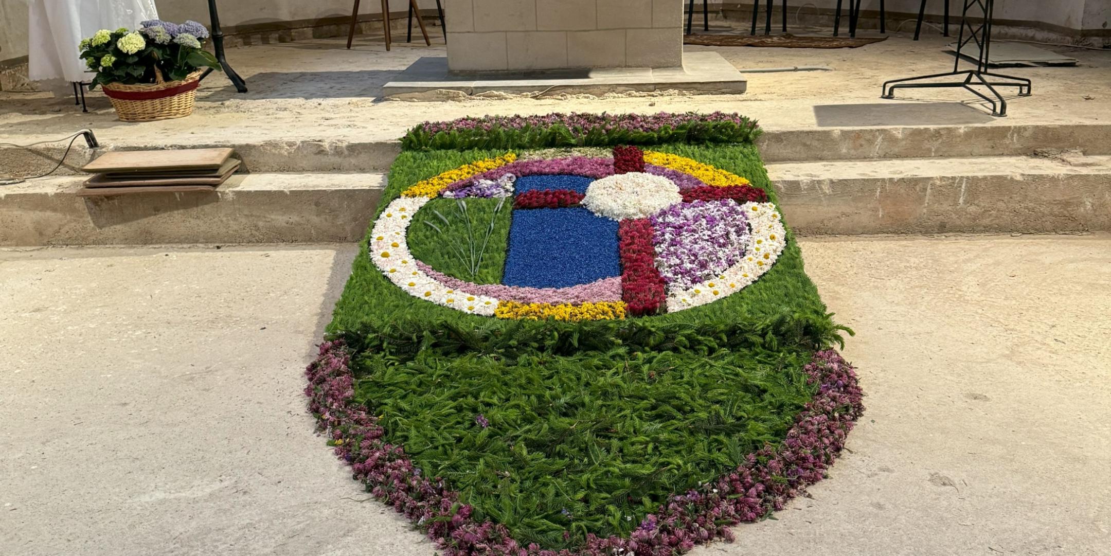 Blumenteppich am Altar der Kapelle St. Luzia Rech