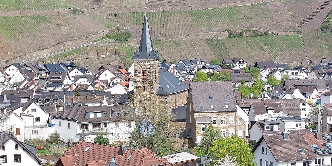 Blick auf die Pfarrkirche St. Johannes Apostel in Dernau