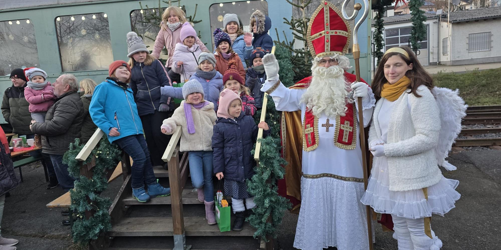 Gruppenbild mit Nikolaus und Engel